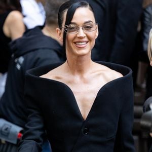 Les amoureux auraient regardé un spectacle de cabaret dans ce lieu emblématique, où ils ont été accueillis par des fans et des photographes.

Katy Perry - Arrivées au défilé Balenciaga Collection Haute Couture Automne/Hiver 2025-2026 lors de la Fashion Week de Paris (PFW), à Paris, France, le 9 juillet 2025. © Thibault Duboucher/Bestimage