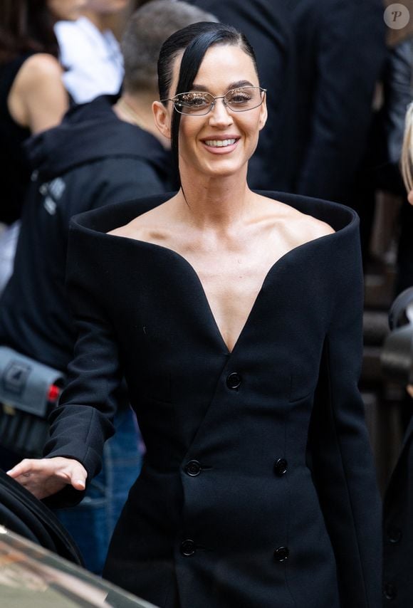 Les amoureux auraient regardé un spectacle de cabaret dans ce lieu emblématique, où ils ont été accueillis par des fans et des photographes.

Katy Perry - Arrivées au défilé Balenciaga Collection Haute Couture Automne/Hiver 2025-2026 lors de la Fashion Week de Paris (PFW), à Paris, France, le 9 juillet 2025. © Thibault Duboucher/Bestimage