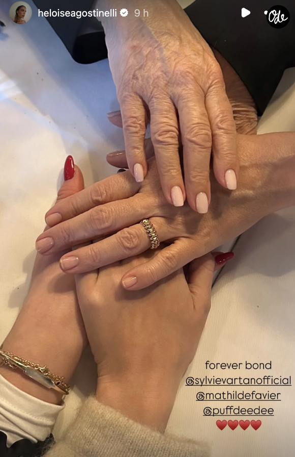Une complicité que la jeune femme a choisi de montrer avec une photo symbolique : les quatre mains entremêlées de Mathilde Favier, Sylvie Vartan, sa fille Darina et d’Héloïse.