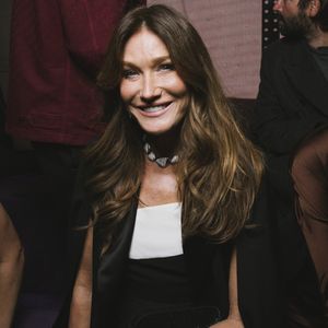 Carla Bruni au Front Row du défilé Messika Collection Prêt-à-Porter Printemps-Été 2026 lors de la Fashion Week de Paris (PFW), au Musée des Arts décoratifs, à Paris, France, le 3 octobre 2026. © Sam Delpech/Bestimage