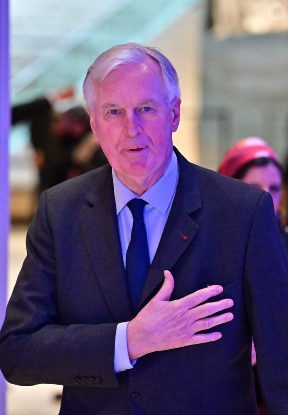 Il s'agit de l'ancien Premier ministre sous le gouvernement d'Emmanuel Macron : Michel Barnier.

Michel Barnier au dîner annuel du CRIF au Carrousel du Louvre à Paris, le 19 février 2026

Photo : Christian Liewig / Bestimage