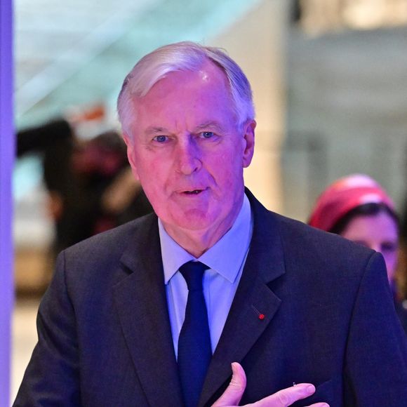 Il s'agit de l'ancien Premier ministre sous le gouvernement d'Emmanuel Macron : Michel Barnier.

Michel Barnier au dîner annuel du CRIF au Carrousel du Louvre à Paris, le 19 février 2026

Photo : Christian Liewig / Bestimage