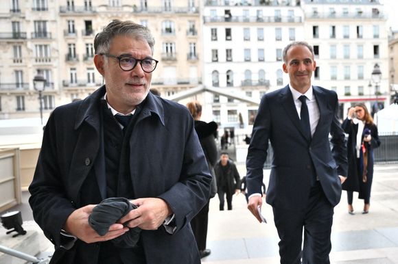 Le premier secrétaire du Parti socialiste français (PS) Olivier Faure et le co-président du parti de centre-gauche français Place publique (PP) Raphael Glucksmann lors de la cérémonie d'intronisation de Robert Badinter, ancien ministre de la Justice, au Panthéon à Paris, France, le 9 octobre 2025. L'ancien avocat et ministre de la Justice français, célèbre pour son combat contre la peine de mort, dont il a soutenu l'abolition en 1981, Robert Badinter, repose au Panthéon lors d'une cérémonie solennelle présidée par le Président de la République française le 9 octobre 2025, date anniversaire de la promulgation de la loi abolissant la peine de mort, dont il est l'auteur. Photo par Eliot Blondet/ABACAPRESS.COM