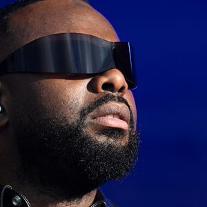 Sur ces images, on voit la star des charts arriver au Carbone, un établissement italo-américain situé à l'hôtel Atlantis The Royal, dans la ville la plus prisée des Émirats arabes unis. Mais pour l'instant, rien n'a été officialisé, entre ces deux-là.

Gims - Fête de l'Huma 2025 sur l'ancienne base aérienne 217 du Plessis Pate. LIONEL URMAN  / BESTIMAGE