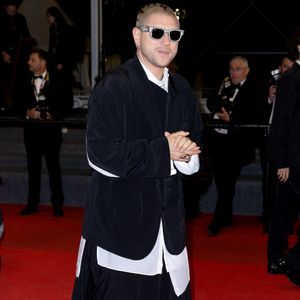 Pour Sanguine, il optait pour un ensemble noir structuré façon kimono ; pour Karma, il misait sur un costume blanc oversize très architectural.


Mosimann - Montée des marches du film " Sanguine " lors du 79ème Festival International du Film de Cannes, le 14 mai 2026. © Olivier Borde / Bestimage