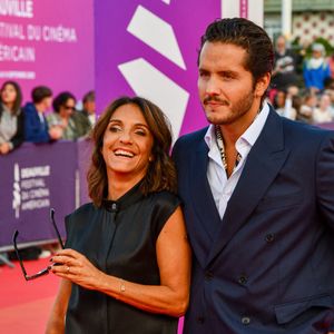 Florence Foresti et Alexandre Kominek assistent à la cérémonie de remise du « Train Dreams » et la remise du Prix «Nouvel Hollywood» à Zoey Deutch lors du 51e Festival du cinéma américain de Deauville, le 12 septembre 2025 à Deauville, en France. Photo : Shootpix/ABACAPRESS.COM
