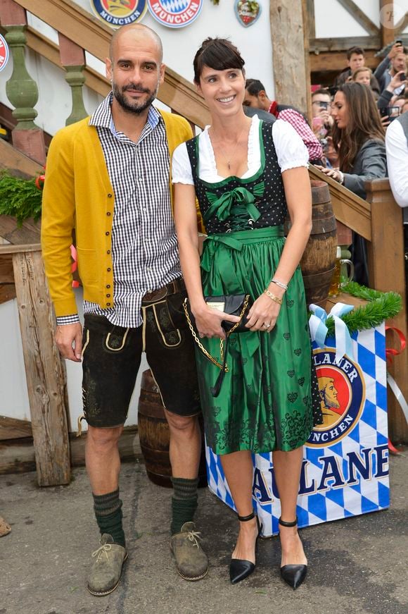 Pep Guardiola et Cristina Serra ont demandé à leur entourage de ne pas ébruiter l’informations publiquement

Pep Guardiola et sa femme Cristina Serra - People célèbrent la fête de la bière "Oktoberfest" en famille à Munich en Allemagne le 5 octobre 2014.