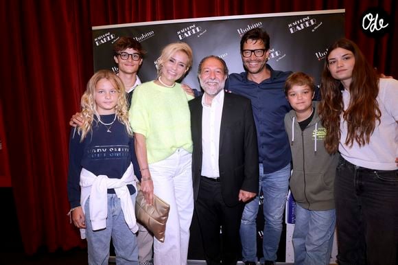 À 19 ans, les deux aînés de Miss France 2001 poursuivent leurs études supérieures.

Élodie Gossuin, son mari Bertrand, leurs quatre enfants et Jean Pierre Hadida lors de la représentation du spectacle "Joséphine Baker – Le Musical" à Bobino, Paris le 6 juin 2025.

© Cédric Perrin / Bestimage