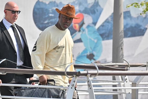 Corey Gamble arrive à l'aéroport de Venise avant le mariage de Jeff Bezos à Venise le 25 juin 2025. Photo par Julien Reynaud/APS-Medias/ABACAPRESS.COM