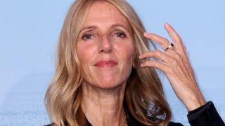 Contrairement à beaucoup de stars, Sandrine Kiberlain, 57 ans, ne cédera jamais à cette pratique beauté et explique pourquoi