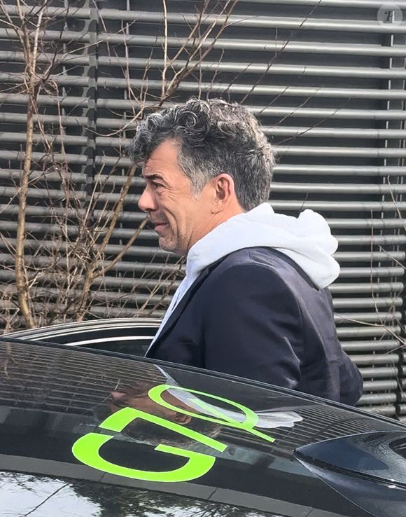 Stéphane Plaza en larmes à la sortie de son procès après avoir été reconnu coupable de "violences habituelles par concubin" et condamné à 12 mois de prison avec sursis, à Paris, France, le 18 février 2025. © Florian Savina/Bestimage