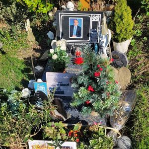Il repose depuis dans un petit cimetière, non loin de Paris...

La tombe de Jean-Pierre Pernaut au cimetière des Arches à Louveciennes, en France. L'ancien présentateur du journal de 13 heures de TF1, décédé le 2 mars 2022 à l'âge de 71 ans, repose dans cette commune des Yvelines. Louveciennes, Yvelines, France le 1er avril 2025. Photo par ABACAPRESS.COM