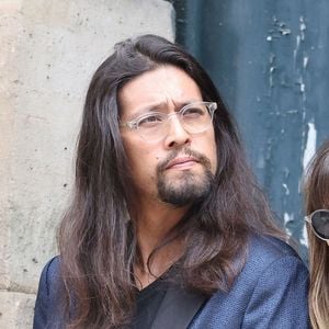 Le fils de Serge Gainsbourg est revenu sur les souvenirs qu’il garde de son père, décédé en 1991.

Lucien Gainsbourg (Lulu) - Sorties des célébrités aux obsèques de Jane Birkin en l'église Saint-Roch à Paris. 
© Jacovides-KD Niko / Bestimage