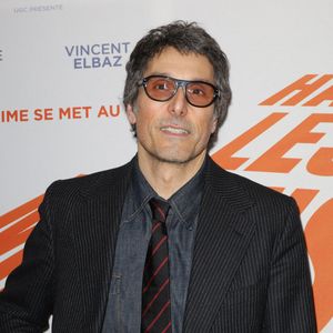 Le célèbre comédien a rapporté s'être vu proposer un rôle où son visage serait vieilli via la retouche des images lors de la "post-production", au lieu d'un maquillage lors du tournage.

Vincent Elbaz -Avant-première du film "Haut les mains" à l'UGC Danton à Paris le 11 février 2025. © Coadic Guirec/Bestimage