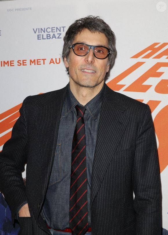 Le célèbre comédien a rapporté s'être vu proposer un rôle où son visage serait vieilli via la retouche des images lors de la "post-production", au lieu d'un maquillage lors du tournage.

Vincent Elbaz -Avant-première du film "Haut les mains" à l'UGC Danton à Paris le 11 février 2025. © Coadic Guirec/Bestimage
