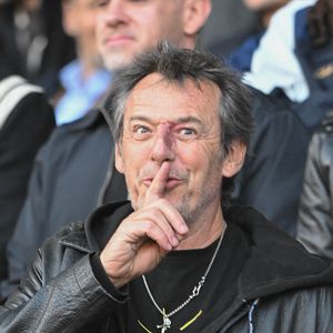 Jean-Luc Reichmann et sa compagne assistent au match de football opposant le PSG à Nantes au Parc des Princes à Paris, en France, le 22 avril 2026. Photo : Florian Poitout/ABACAPRESS.COM