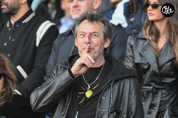 Jean-Luc Reichmann et sa compagne assistent au match de football opposant le PSG à Nantes au Parc des Princes à Paris, en France, le 22 avril 2026. Photo : Florian Poitout/ABACAPRESS.COM