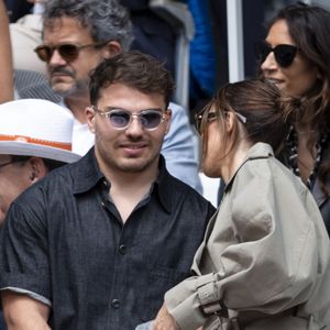 Antoine Dupont et sa compagne Iris Mittenaere en tribunes lors de la finale messieurs des Internationaux de France de Tennis de Roland Garros 2025 (jour 15), à Paris, France, le 8 juin 2025. © Cyril Moreau/Bestimage