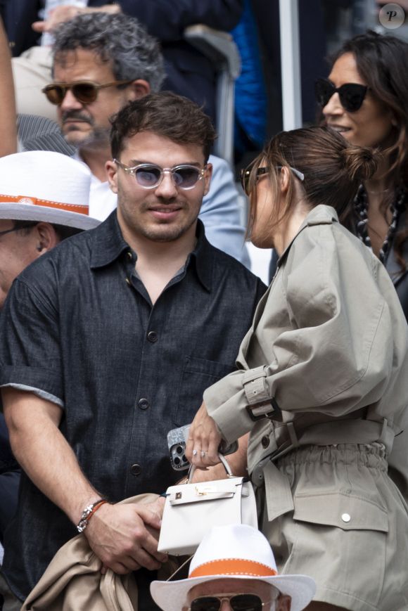 Antoine Dupont et sa compagne Iris Mittenaere en tribunes lors de la finale messieurs des Internationaux de France de Tennis de Roland Garros 2025 (jour 15), à Paris, France, le 8 juin 2025. © Cyril Moreau/Bestimage