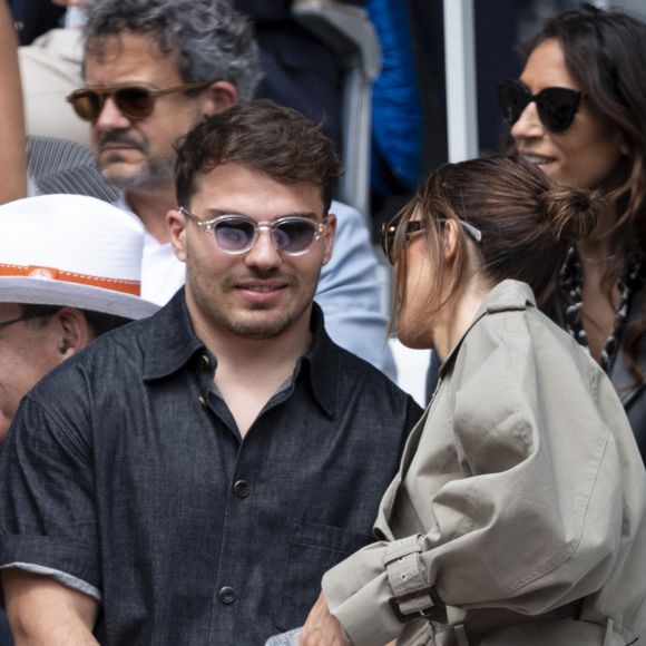 Antoine Dupont et sa compagne Iris Mittenaere en tribunes lors de la finale messieurs des Internationaux de France de Tennis de Roland Garros 2025 (jour 15), à Paris, France, le 8 juin 2025. © Cyril Moreau/Bestimage