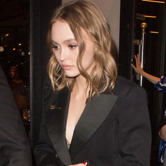 À charge de défense, Lily-Rose Depp explique avoir "pu ressentir une forme de pression à ses débuts", étant la fille de deux superstars. "Il y a l'inévitable comparaison…"

Lily-Rose Depp arrive à l'avant-première du film "Planetarium" avec sa mère Vanessa Paradis, sa tante Alysson Paradis et son compagnon Guillaume Gouix au Grand Rex à Paris, le 8 novembre 2016. Vanessa Paradis ne passera pas au photocall pour ne pas voler la vedette à sa fille.