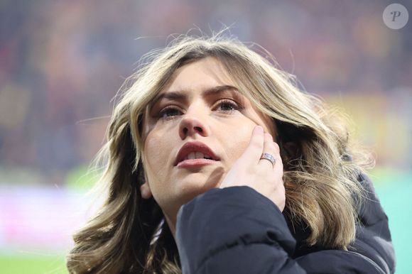 Marine (Star Academy 2024) chante "Les Corons" en hommage à Pierre Bachelet, pour le 20ème anniversaire de sa mort, lors du match de Ligue 1 McDonald's "Lens - Strasbourg (0-2)" au stade Bollaert-Delelis, le 16 février 2025.