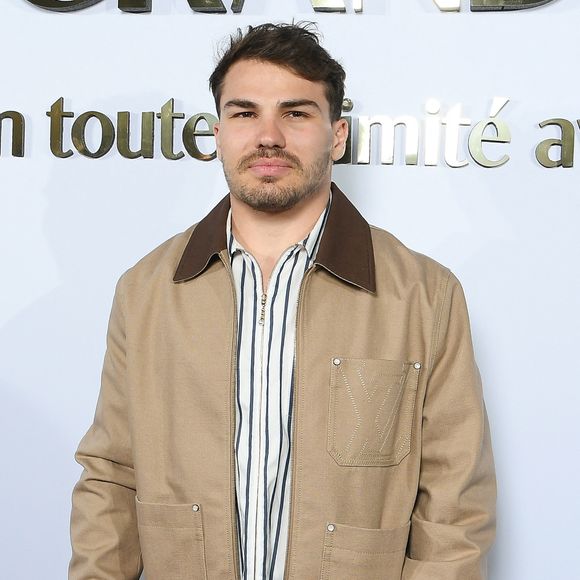 Antoine Dupont et l ex Miss France Iris Mittenaere au photocall du Grand Dîner en toute intimité avec Dadju sur la plage de l'hôtel Carlton en marge du 78ème Festival International du Film de Cannes, France, le 17 mai 2025. © Lionel Urman/Bestimage