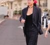 Aperçue près de l'hôtel Majestic de Cannes avec un bandana rouge à motif Paisley, Adèle Exarchopoulos l'avait associé à un ensemble de costume noir

L'actrice française Adèle Exarchopoulos profite du soleil de Cannes lors du 79ème Festival de Cannes. Backgrid UK/ Bestimage
