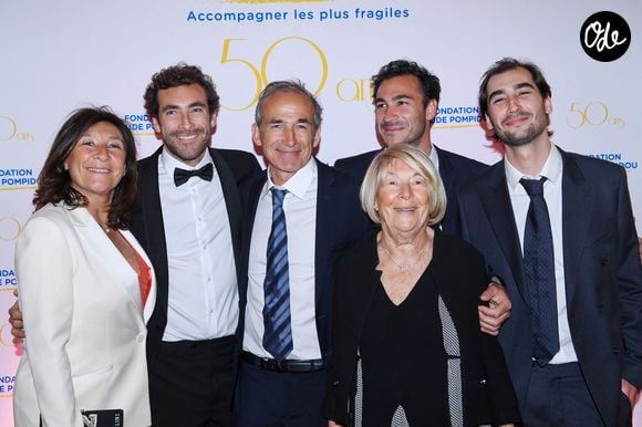 Sandrine Kretz, Martin Kretz, Olivier Kretz, Majo (la grand-mère), Valentin et Louis à la soirée de gala des 50 ans de la Fondation Claude Pompidou à l'Hôtel Marcel Dassault à Paris le 12 avril 2022.

© Rachid Bellak / LMS / Bestimage