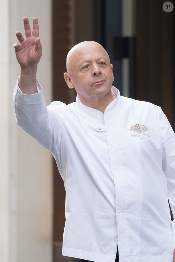 Le chef cuisinier Thierry Marx tourne une publicité devant l'hôtel Mandarin Oriental dans lequel il officie à Paris le 3 novembre 2017. Agence / Bestimage