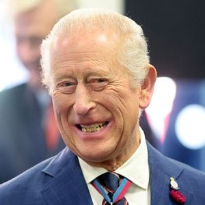 Le roi Charles III lors d'une visite au Coffee D'Ash dans la zone de régénération de Portland Walk à Barrow-in-Furness, Cumbria, pour rencontrer des représentants d'associations caritatives et de groupes communautaires soutenus par le fonds d'impact social Team Barrow de 5 millions de livres sterling, à Barrow-in-Furness, Cumbria, Royaume-Uni. © Jackson Chris/PA Wire/ABACA