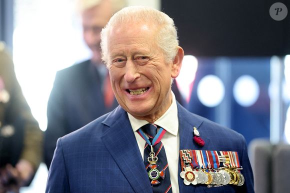 Le roi Charles III lors d'une visite au Coffee D'Ash dans la zone de régénération de Portland Walk à Barrow-in-Furness, Cumbria, pour rencontrer des représentants d'associations caritatives et de groupes communautaires soutenus par le fonds d'impact social Team Barrow de 5 millions de livres sterling, à Barrow-in-Furness, Cumbria, Royaume-Uni. © Jackson Chris/PA Wire/ABACA
