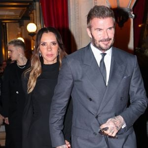 Paris, FRANCE David et Victoria Beckham sortent de leur hôtel à Paris, accompagnés de leurs fils Romeo et Cruz et de leurs amies Kim et Jackie. La famille s'est montrée élégante lors d'un dîner nocturne. 26/01/2026

Photo : Backgrid USA / Bestimage