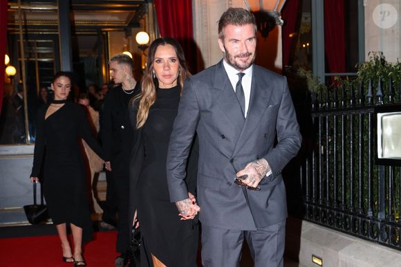 Paris, FRANCE David et Victoria Beckham sortent de leur hôtel à Paris, accompagnés de leurs fils Romeo et Cruz et de leurs amies Kim et Jackie. La famille s'est montrée élégante lors d'un dîner nocturne. 26/01/2026

Photo : Backgrid USA / Bestimage