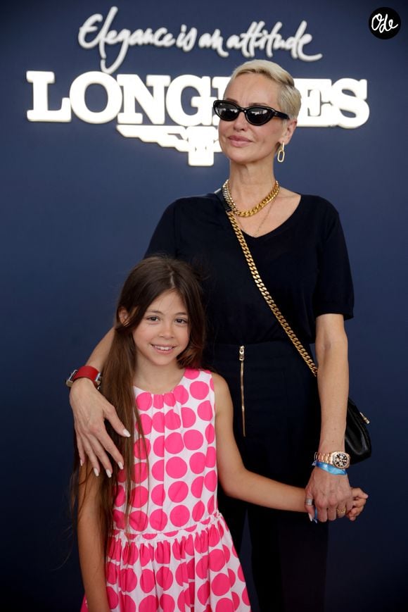 Exclusif - Adriana Karembeu, qui a récupéré sa fille Nina, est passée à l'espace VIP lors de la 12ème édition du Longines Paris Eiffel Jumping sur le Champ-de-Mars à Paris le 21 juin 2026. © Tiphaine Lebely / Bestimage