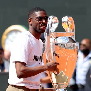 Ousmane Dembélé (PSG) présente le trophée de la Ligue des champions sur le court Philippe-Chatrier lors des internationaux de France de Tennis de Roland Garros 2025 (Jour 9), à Paris, France, le 2 juin 2025. © Jacovides-Moreau/Bestimage