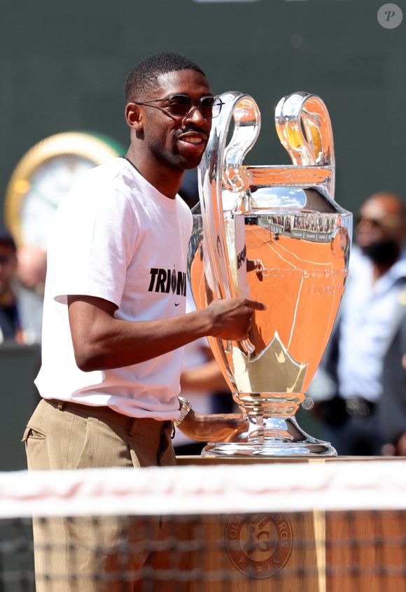 Ousmane Dembélé (PSG) présente le trophée de la Ligue des champions sur le court Philippe-Chatrier lors des internationaux de France de Tennis de Roland Garros 2025 (Jour 9), à Paris, France, le 2 juin 2025. © Jacovides-Moreau/Bestimage