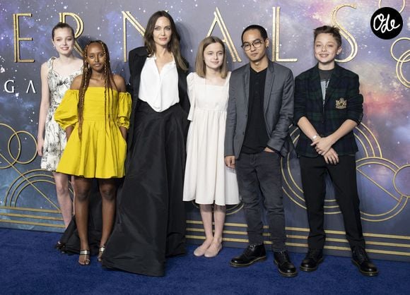 Dans un entretien accordé à "Yahoo.com", l’actrice oscarisée évoque un cheminement intérieur marqué par une forme de fragilité assumée, mais aussi par une volonté de se reconstruire progressivement. 

Shiloh Jolie-Pitt, Zahara Jolie-Pitt, Angelina Jolie, Vivienne Jolie-Pitt, Maddox Jolie-Pitt et Knox Jolie-Pitt arrivent à la projection de gala britannique d'Eternals, au BFI IMAX Waterloo le 27/10/21. Crédit : Doug Peters/EMPICS ©PA Photos/ABACA