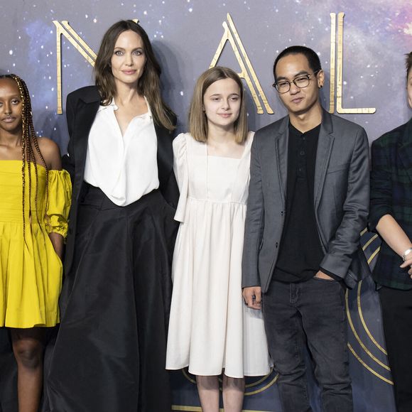 Dans un entretien accordé à "Yahoo.com", l’actrice oscarisée évoque un cheminement intérieur marqué par une forme de fragilité assumée, mais aussi par une volonté de se reconstruire progressivement. 

Shiloh Jolie-Pitt, Zahara Jolie-Pitt, Angelina Jolie, Vivienne Jolie-Pitt, Maddox Jolie-Pitt et Knox Jolie-Pitt arrivent à la projection de gala britannique d'Eternals, au BFI IMAX Waterloo le 27/10/21. Crédit : Doug Peters/EMPICS ©PA Photos/ABACA