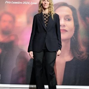 Sandrine Kiberlain au photocall de la cérémonie de remise du prix lumière de la 16ème édition du Festival Lumière à l'Amphithéâtre - Centre de Congrès à Lyon, France, le 18 octobre 2024. © Dominique Jacovides/Bestimage