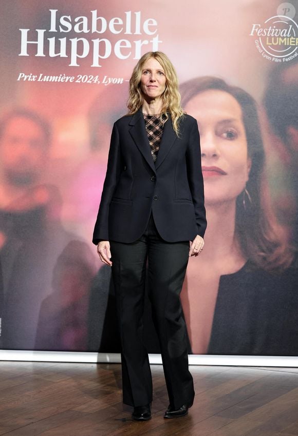 Sandrine Kiberlain au photocall de la cérémonie de remise du prix lumière de la 16ème édition du Festival Lumière à l'Amphithéâtre - Centre de Congrès à Lyon, France, le 18 octobre 2024. © Dominique Jacovides/Bestimage