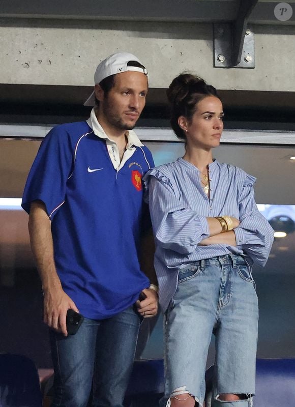 Le chanteur Vianney et sa femme Catherine Robert - People dans les tribunes lord du match d'ouverture de la Coupe du Monde de Rugby France 2023 avant le match de la Poule A entre la France et la Nouvelle-Zélande au Stade de France à Saint-Denis le 8 septembre 2023.  © Dominique Jacovides/Bestimage