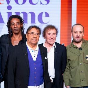 Cliff Schneider, Julien Voulzy, Laurent Voulzy, Michel Drucker, Alain Souchon, Ours, Djenae Nollet, Chrislaure Nollet et Franck Leboeuf en backstage de l'enregistrement de l'émission "Famille je vous aime" présentée par M.Drucker et qui sera diffusée le 29 décembre sur France 3, au studio Rive gauche, à Paris, France, le 2 décembre 2025. © Gaffiot-Perusseau/Bestimage