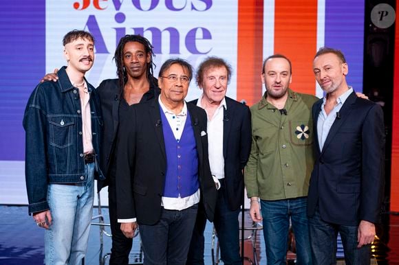 Cliff Schneider, Julien Voulzy, Laurent Voulzy, Michel Drucker, Alain Souchon, Ours, Djenae Nollet, Chrislaure Nollet et Franck Leboeuf en backstage de l'enregistrement de l'émission "Famille je vous aime" présentée par M.Drucker et qui sera diffusée le 29 décembre sur France 3, au studio Rive gauche, à Paris, France, le 2 décembre 2025. © Gaffiot-Perusseau/Bestimage