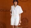 L'interprète de "Tri Martolod" est apparue seule devant les objectifs, vêtue d'un polo oversize et d'un bermuda blancs en twill fluide, signés Lacoste.

Nolwenn Leroy au village lors des Internationaux de France de Tennis de Roland Garros 2026. Paris, le 28 mai 2026.

© Jacovides / Moreau / Bestimage