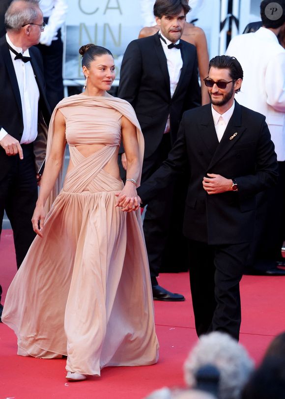 Pierre Niney et sa compagne Natasha Andrews - Montée des marches du film " Histoires parallèles " lors du 79ème Festival International du Film de Cannes, le 14 mai 2026. © Jacovides-Moreau / Bestimage