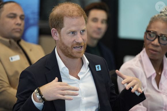 Le duc de Sussex s'est rendu à Clarence House pour s'entretenir un moment avec son père.

Le duc de Sussex participe à une table ronde sur l'impact positif de l'action sociale sur la santé mentale avec quatre jeunes impliqués dans le Diana Award, à Salisbury Square, au centre de Londres. 11 septembre 2025. © Chown Aaron/PA Photos/ABACA