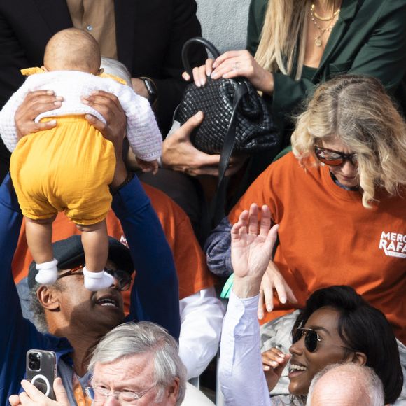 Yannick Noah, sa compagne Malika et leur fille Keelaani lors de l'hommage à R.Nadal lors des internationaux de France de tennis à Roland Garros le 25 mai 2025. © Jacovides / Moreau / Bestimage