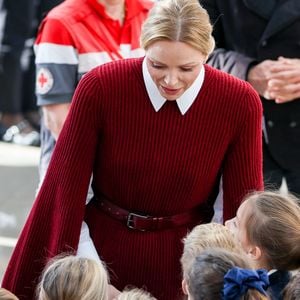 Mais aussi une longue ceinture en cuir Bordeaux assortie de la même marque 

La princesse Charlène de Monaco au Grimaldi Forum, accompagnée du champion monégasque de descente en apnée, Pierre Frolla, et la nouvelle directrice de sa Fondation Mme Anne Boggio, pour accueillir tous les élèves de Cours Préparatoire (CP) de Monaco (316 enfants) pour une matinée de sensibilisation à la prévention de la noyade à Monaco. Claudia Albuquerque/Bestimage