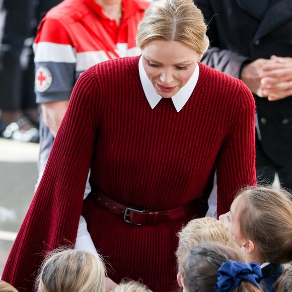 Mais aussi une longue ceinture en cuir Bordeaux assortie de la même marque 

La princesse Charlène de Monaco au Grimaldi Forum, accompagnée du champion monégasque de descente en apnée, Pierre Frolla, et la nouvelle directrice de sa Fondation Mme Anne Boggio, pour accueillir tous les élèves de Cours Préparatoire (CP) de Monaco (316 enfants) pour une matinée de sensibilisation à la prévention de la noyade à Monaco. Claudia Albuquerque/Bestimage